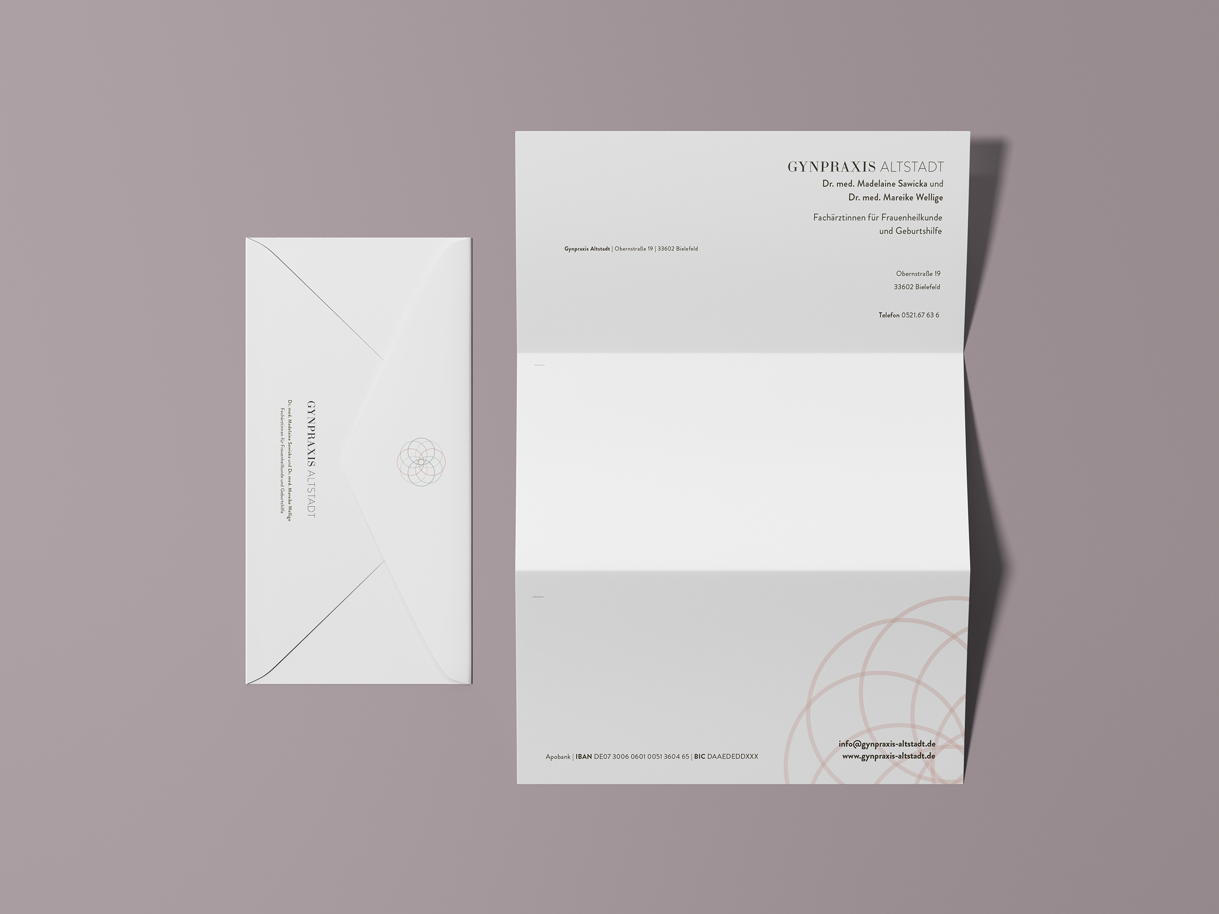 Briefbogen und Umschlag in dem neu entwickelten Brand Design der Gyn Praxis