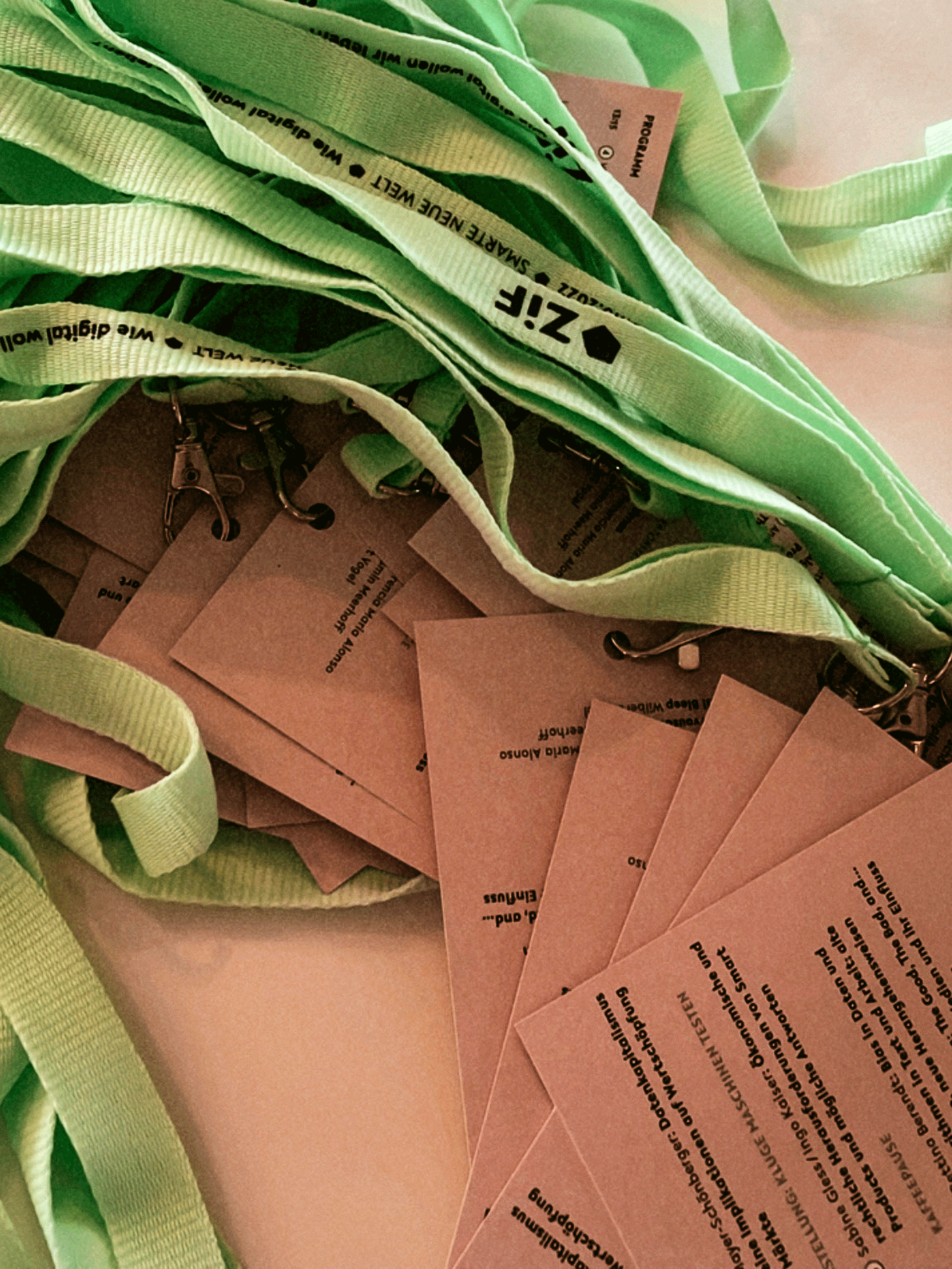 Stapel von Umhängebändern mit Eventausweisen