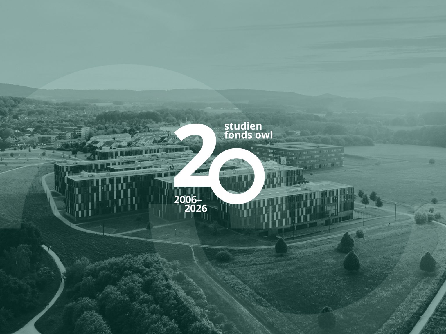 Studienfonds OWL Juebilaeumslogo (20 Jahre) mit Luftbildaufnahme der Hochschule Bielefeld im Hintergrund.
