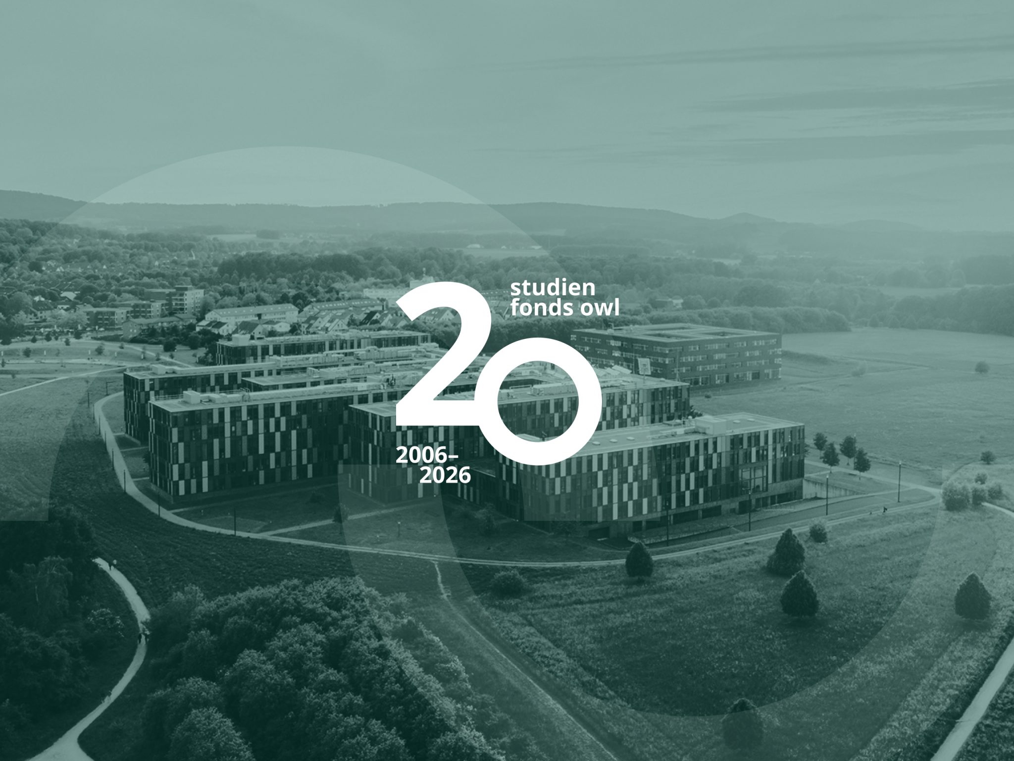 Studienfonds OWL Juebilaeumslogo (20 Jahre) mit Luftbildaufnahme der Hochschule Bielefeld im Hintergrund.