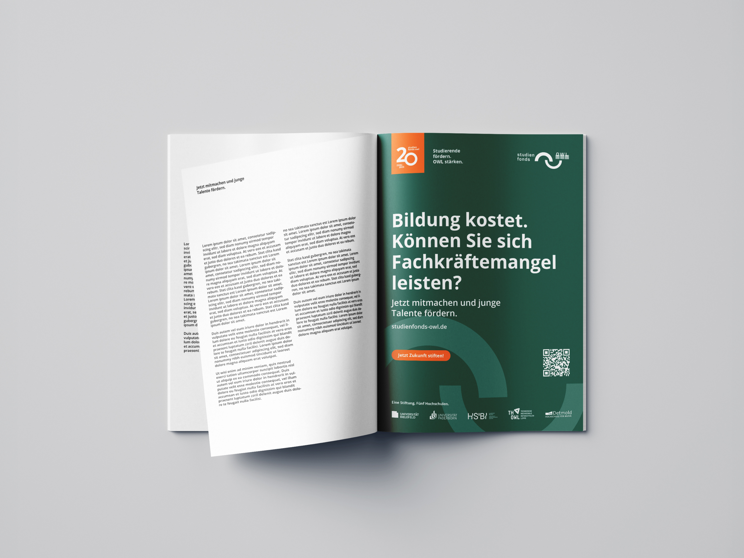 Bild einer Broschüre mit einer Werbeanzeige rechts von Studienfonds OWL.