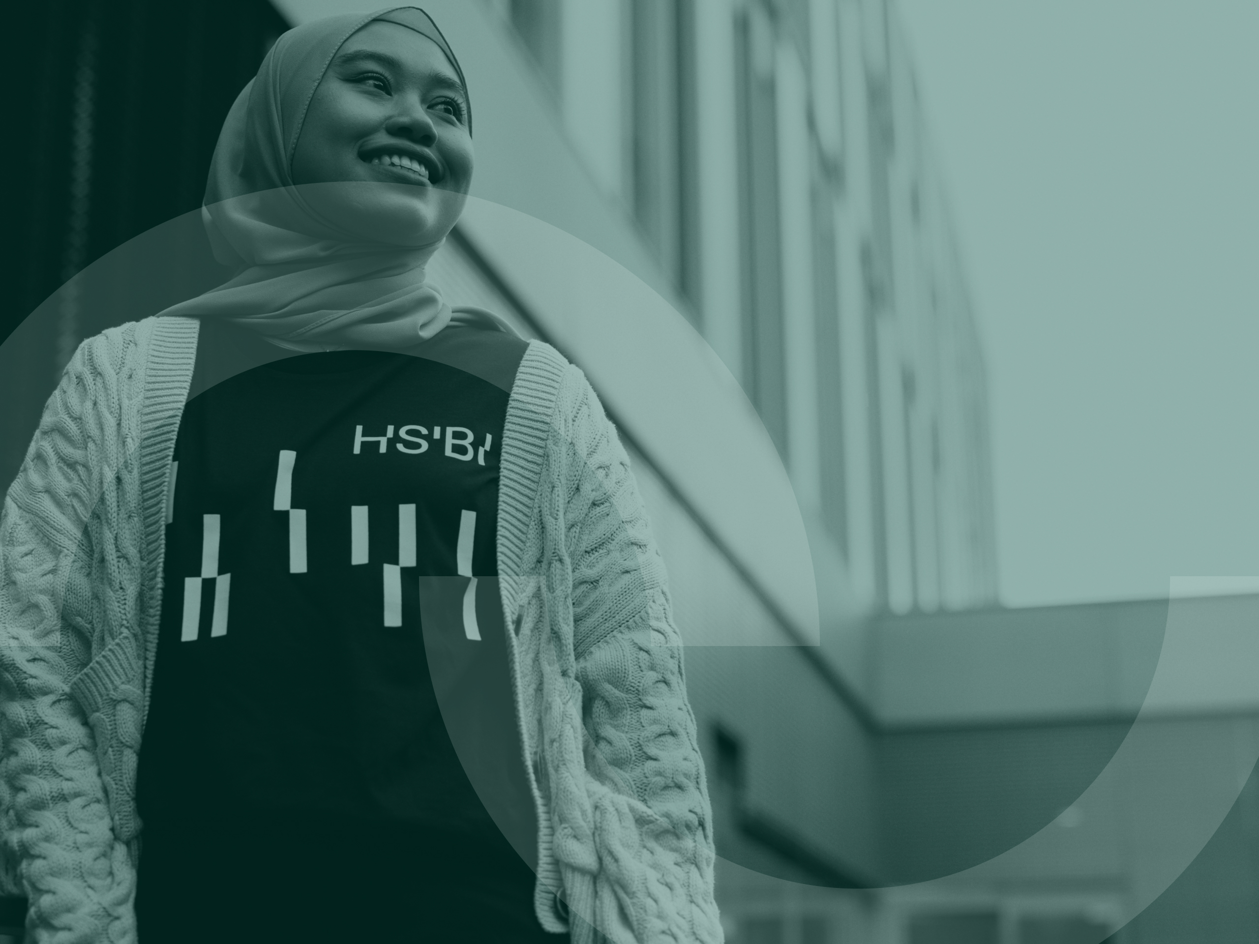 Studierende mit einen HSBI T-Shirt